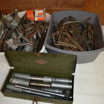 LOT 655    COLLECTION OF TOOLS