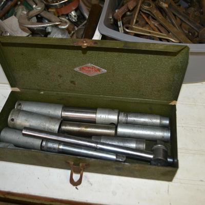 LOT 655    COLLECTION OF TOOLS