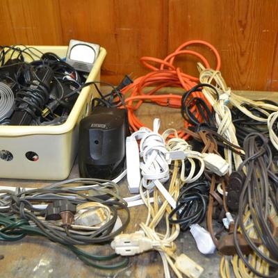 LOT 657. VARIOUS WIRES AND POWER CORDS