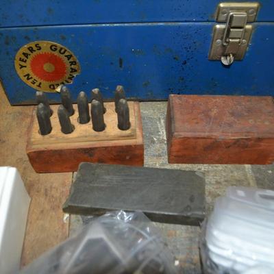 LOT 658. TOOLS, TOOL BOX AND SHOP GEAR
