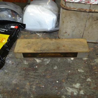 LOT 658. TOOLS, TOOL BOX AND SHOP GEAR