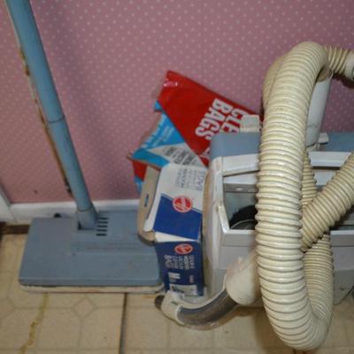LOT 665. VACUUM AND CARPET CLEANER GEAR