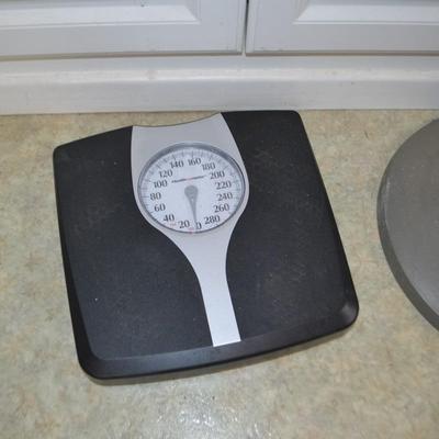 LOT 669. LASKO FAN AND SCALE