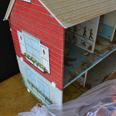 LOT 671 VINTAGE DOLL HOUSE WITH FURNITURE