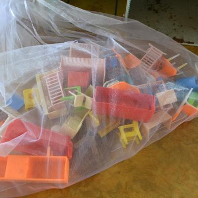 LOT 671 VINTAGE DOLL HOUSE WITH FURNITURE