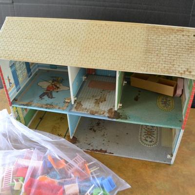 LOT 671 VINTAGE DOLL HOUSE WITH FURNITURE