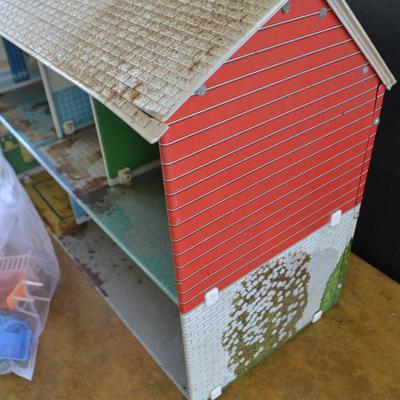 LOT 671 VINTAGE DOLL HOUSE WITH FURNITURE