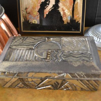 LOT 673. HOME DECOR