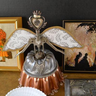 LOT 673. HOME DECOR