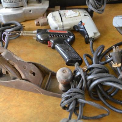 LOT 677. VINTAGE HAND POWER TOOLS AND PLANE