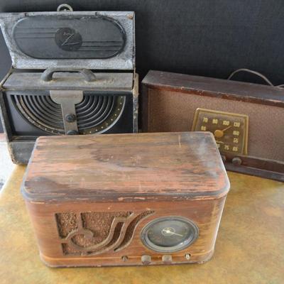 LOT 678. THREE VINTAGE RADIOS (PARTS ONLY OR REPAIR)