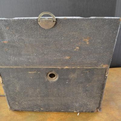LOT 678. THREE VINTAGE RADIOS (PARTS ONLY OR REPAIR)