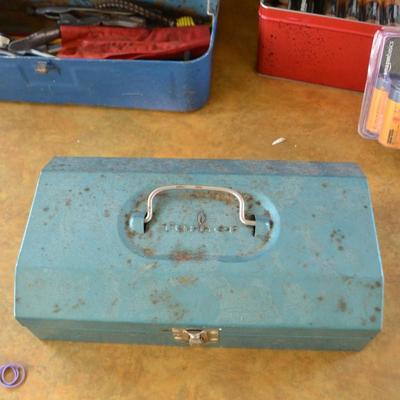 LOT 679. TOOLS, BATTERIES AND TOOL BOX