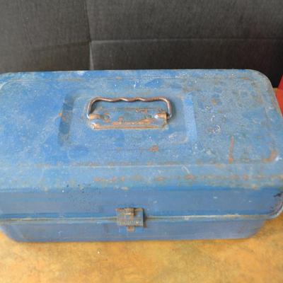 LOT 679. TOOLS, BATTERIES AND TOOL BOX