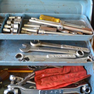 LOT 679. TOOLS, BATTERIES AND TOOL BOX