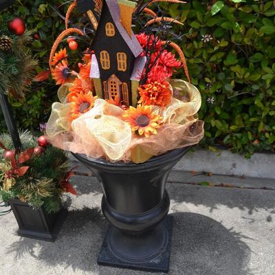 LOT 681. CHRISTMAS LAMP DECOR AND HALLOWEEN DECORATION