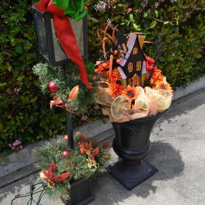LOT 681. CHRISTMAS LAMP DECOR AND HALLOWEEN DECORATION