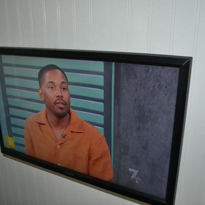LOT 698.  SAMSUNG 22" TV AND WALL MOUNT