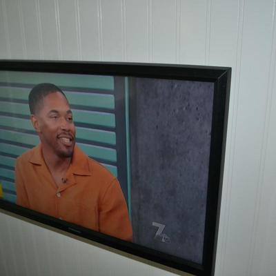 LOT 698.  SAMSUNG 22" TV AND WALL MOUNT