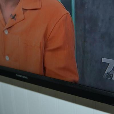 LOT 698.  SAMSUNG 22" TV AND WALL MOUNT