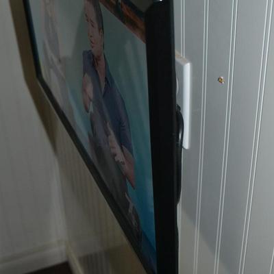 LOT 698.  SAMSUNG 22" TV AND WALL MOUNT