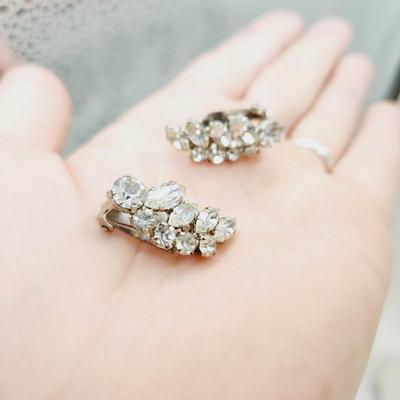 VINTAGE CLEAR RHINESTONE CLIP ON EARRINGS