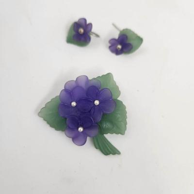 BEAUTIFUL RESIN LILAC FLOWERED BROOCH & EARRINGS SET