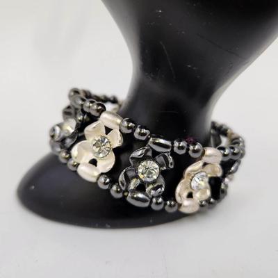 BEAUTIFUL BLACK & WHITE METAL ELASTIC BRACELET