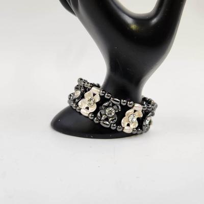 BEAUTIFUL BLACK & WHITE METAL ELASTIC BRACELET