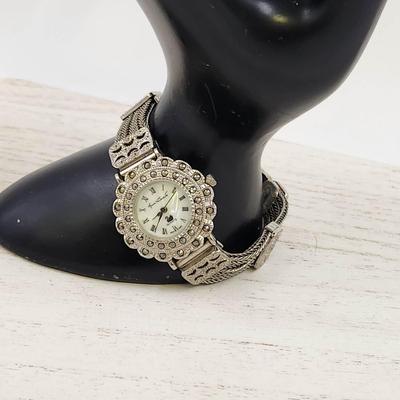 GLORIA VANDERBILT WOMANS MARCASITE QUARTZ STAINLESS STEEL WRISTWATCH