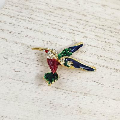 JEWELED GOLD TONED HUMMINGBIRD BROOCH
