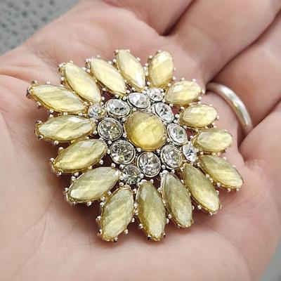 VINTAGE LIZ CLAIBORNE SIGNED YELLOW & SILVER TONED BROOCH