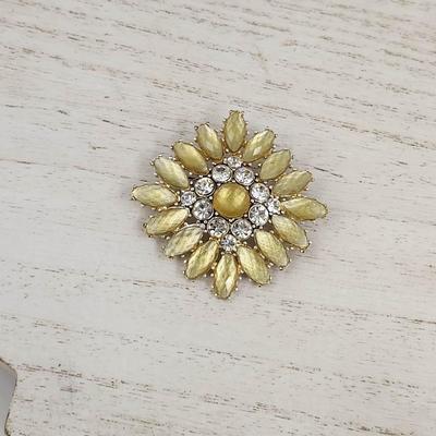VINTAGE LIZ CLAIBORNE SIGNED YELLOW & SILVER TONED BROOCH