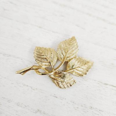 VINTAGE DFA GOLD TONED LEAF BROOCH