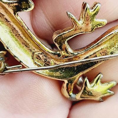 BEAUTIFUL GOLD TONED K SIGNED LIZARD BROOCH