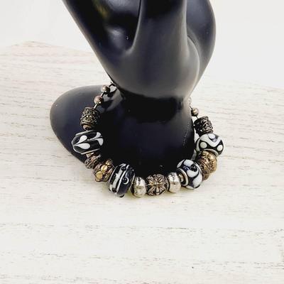 BEAUTIFUL HANDCRAFTED GLASS BEAD BLACK & WHITE BRACELET