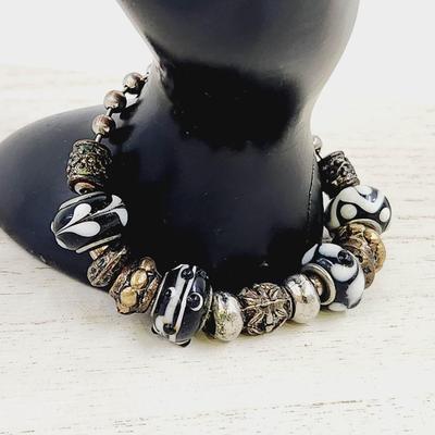 BEAUTIFUL HANDCRAFTED GLASS BEAD BLACK & WHITE BRACELET