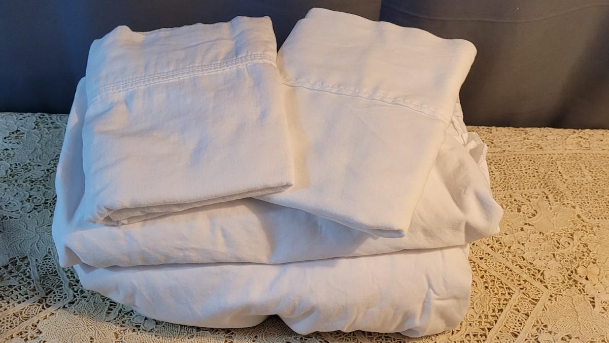 Lot 31 King Size White Sheet Set