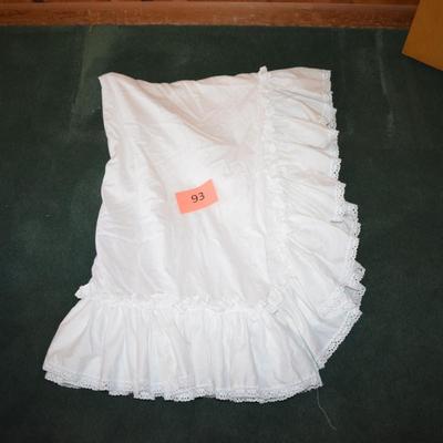 White bed skirt - Full