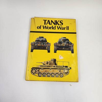 TANKS OF WW2 BY DUBCAN CROW HARDBACK BOOK
