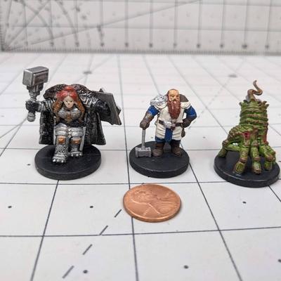 #588 DND Figure: Dwarf Shieldmaiden, Shield Dwarf Fighter and Giant Crawling Hand