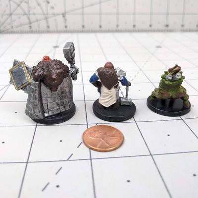 #588 DND Figure: Dwarf Shieldmaiden, Shield Dwarf Fighter and Giant Crawling Hand