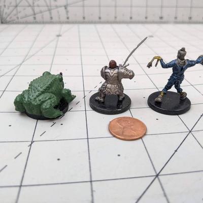 #599 DND Figures: Giant Frog, Champion of Dol Dorn and Scarecrow Stalker