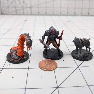 #600 DND Figures: Giant Centipede, Tiefling Cleric and Riding Dog