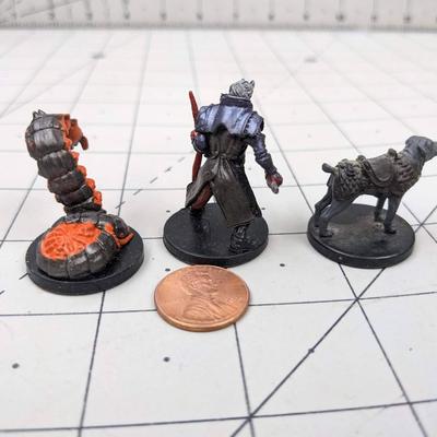 #600 DND Figures: Giant Centipede, Tiefling Cleric and Riding Dog