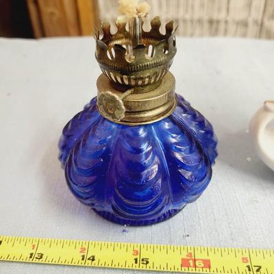 VINTAGE SMALL GLASS & PORCELAIN OIL LAMP BUNDLE