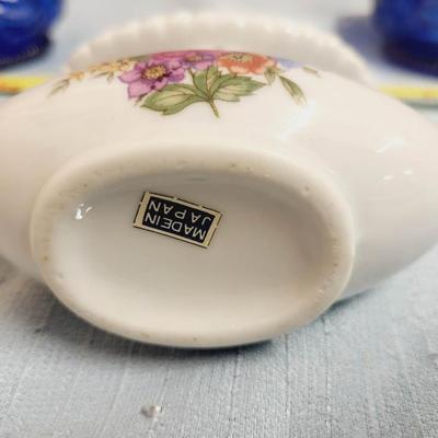 VINTAGE SMALL GLASS & PORCELAIN OIL LAMP BUNDLE