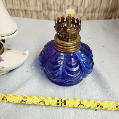 VINTAGE SMALL GLASS & PORCELAIN OIL LAMP BUNDLE