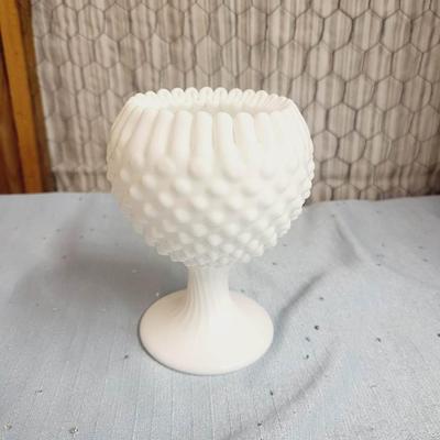 VINTAGE MILK GLASS RIBBED TOP GLASS COLLECTIBLE