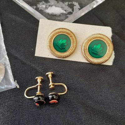 Earing heart shaped holder with earrings for pierced ears